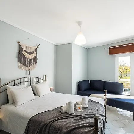 #86 Flat Near Newtown,Beach With Terrace Pool Appartement