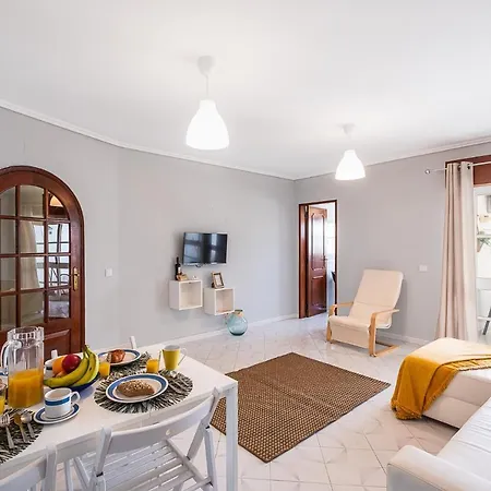 #86 Flat Near Newtown,Beach With Terrace Pool