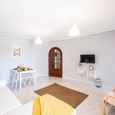 #86 Flat Near Newtown,Beach With Terrace Pool