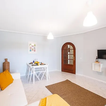 #86 Flat Near Newtown,Beach With Terrace Pool